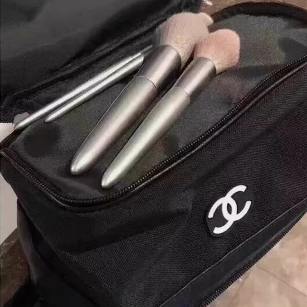 Chanel women’s cosmetic bag LAST ONE !Nice size - Picture 4 of 4